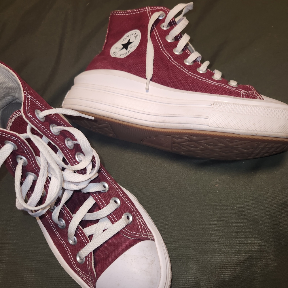 Stylish Red and White High-Top Sneakers - Picture 3 of 3